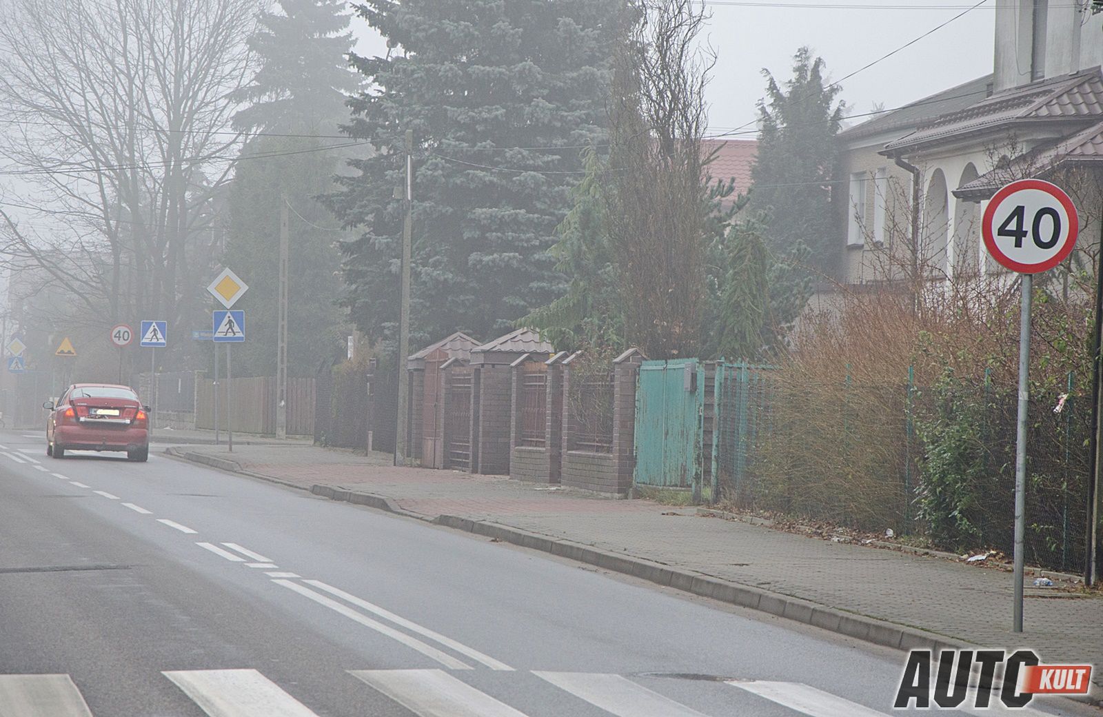 Skrzyżowania odwołują ograniczenie prędkości znakiem B-33 również w obszarze zabudowanym, dlatego często te ograniczenia są powtarzane. Nie odwołują ich jeżeli znak B-33 znalazł się pod tablicą informującą o początku obszaru zabudowanego i nie odwołują również prędkości 50 km/h (nocą 60 km/h) wynikającej z zasad ogólnych