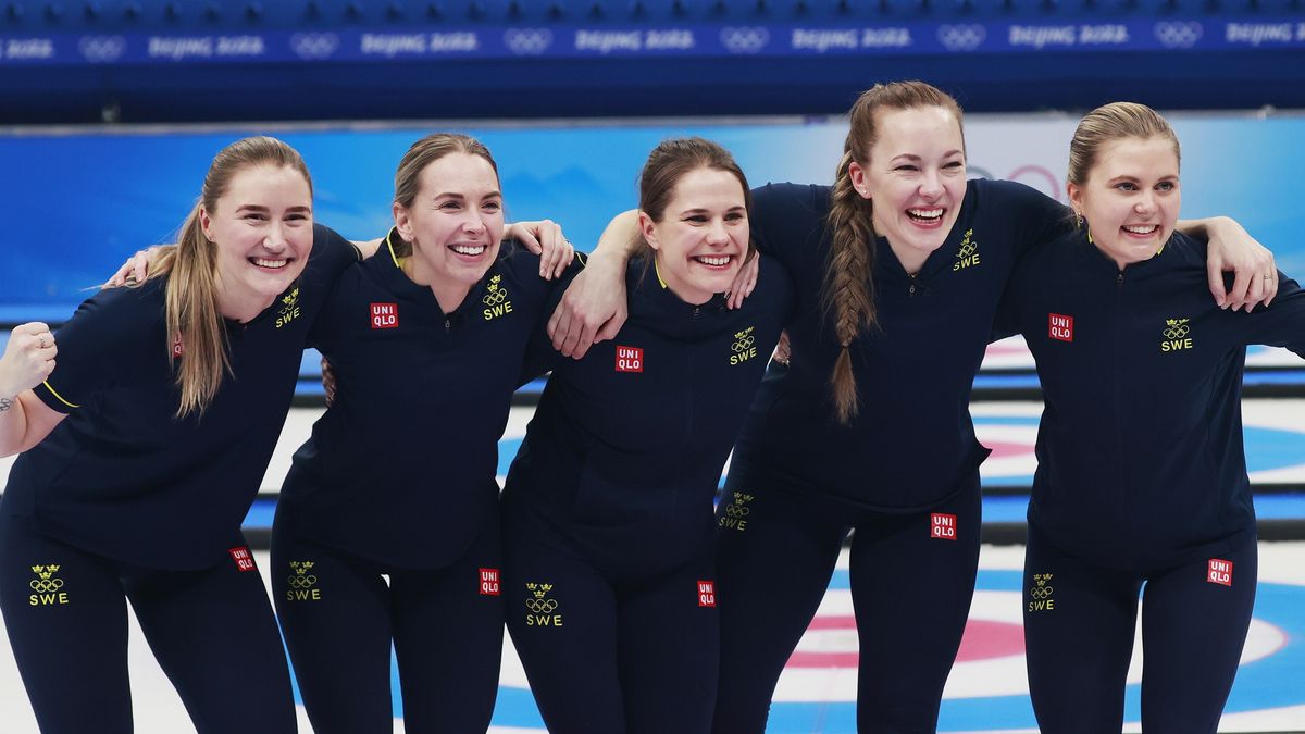 PAP/EPA / ALEX PLAVEVSKI / Na zdjęciu: szwedki cieszące się z brązowego medalu w curlingu