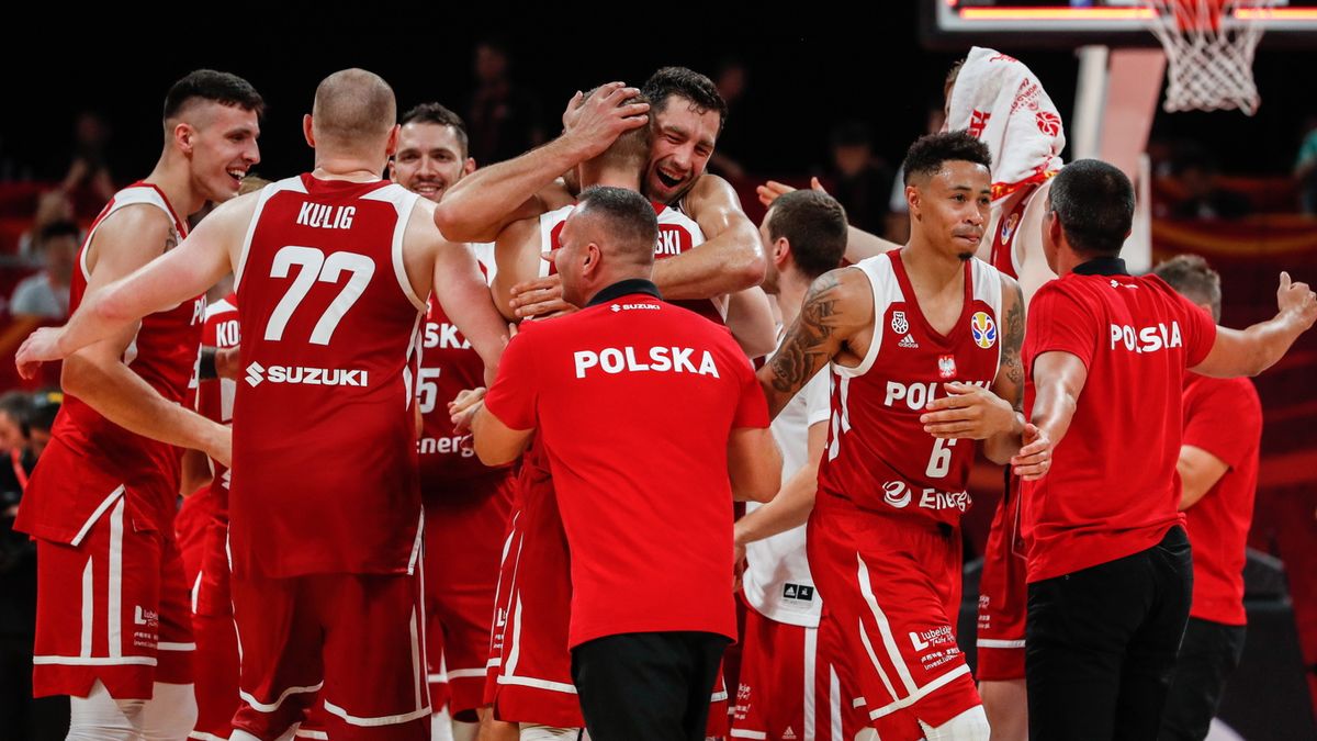radość reprezentacji Polski w koszykówce po triumfie z Chinami