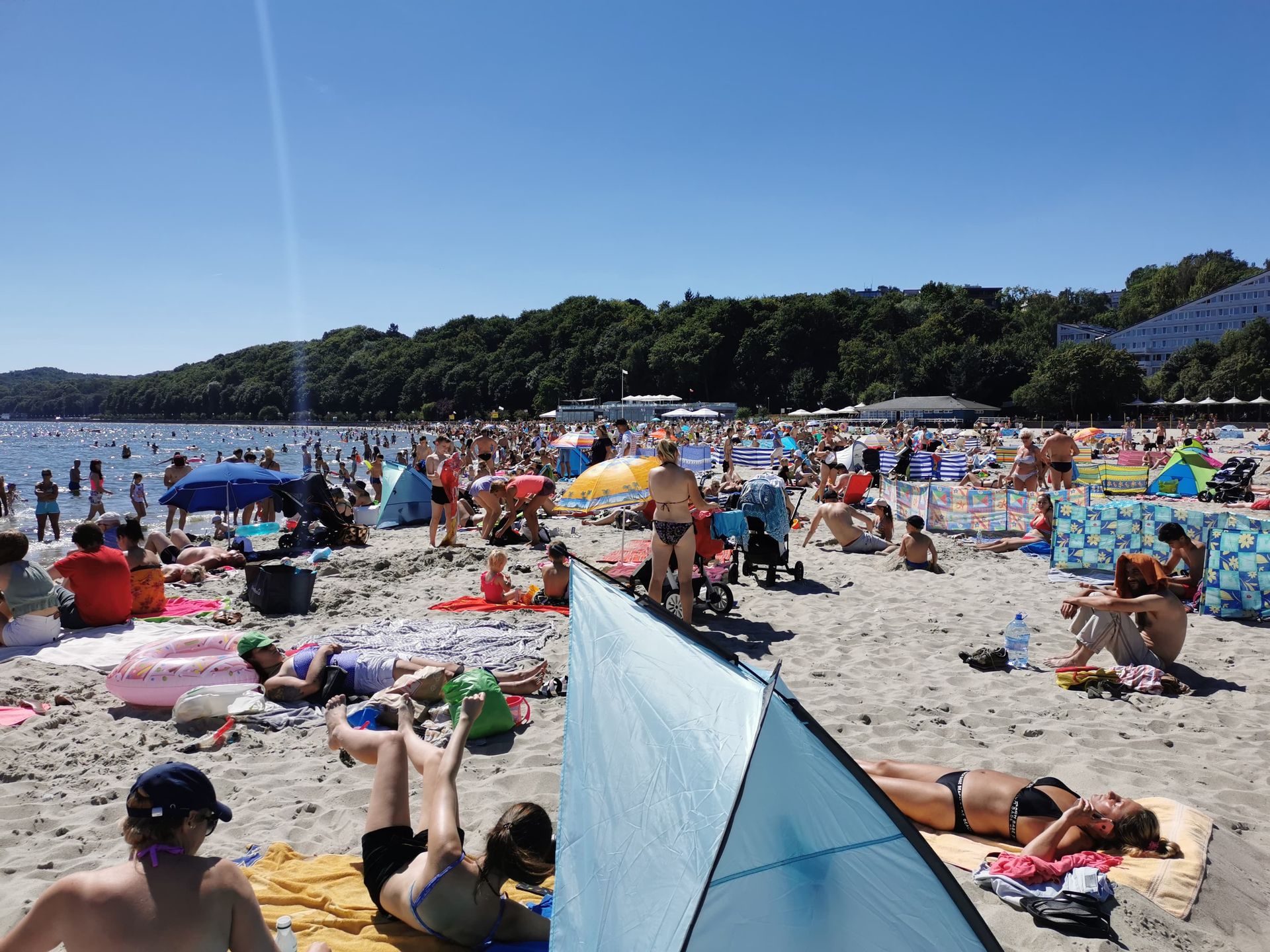 Tłumy na plaży w Gdyni 6 sierpnia