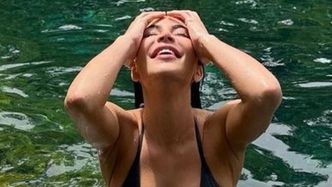 Kim Kardashian w SKROMNYM złotym bikini odsłania boskie kształty i prezentuje wygibasy na rowerze (FOTO)