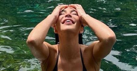 Kim Kardashian w SKROMNYM złotym bikini odsłania boskie kształty i prezentuje wygibasy na rowerze (FOTO)