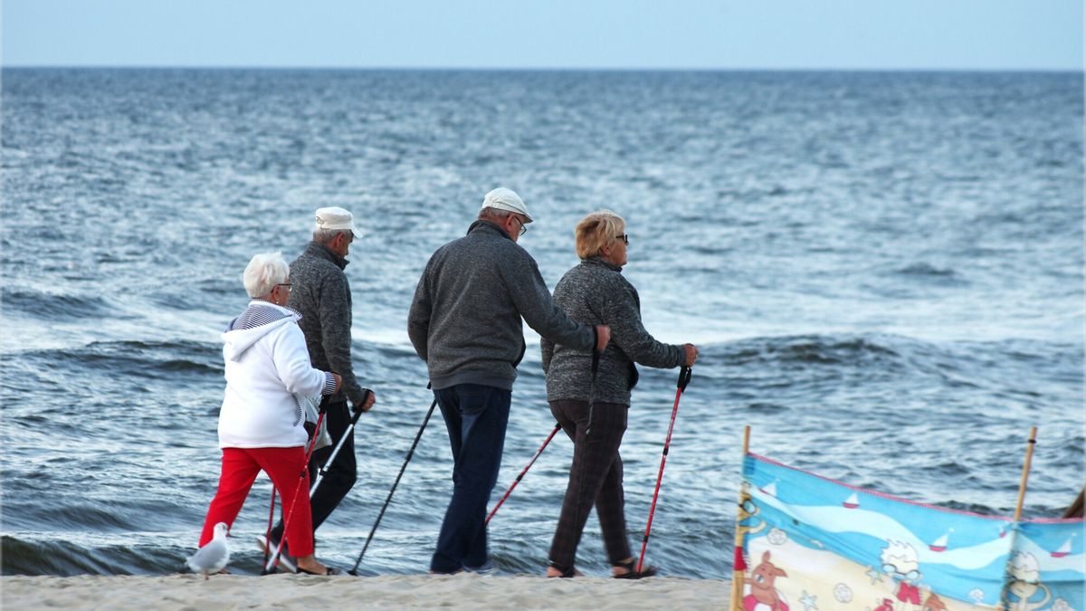 Senior MaBa
PHOTO: ZOFIA I MAREK BAZAK / EAST NEWS   Krynica Morska N/Z Aktywny wypoczynek seniorow nad morzem - spacer plaza brzegiem Baltyku, chodzenie z kijkami, nordic walking
MAREK BAZAK