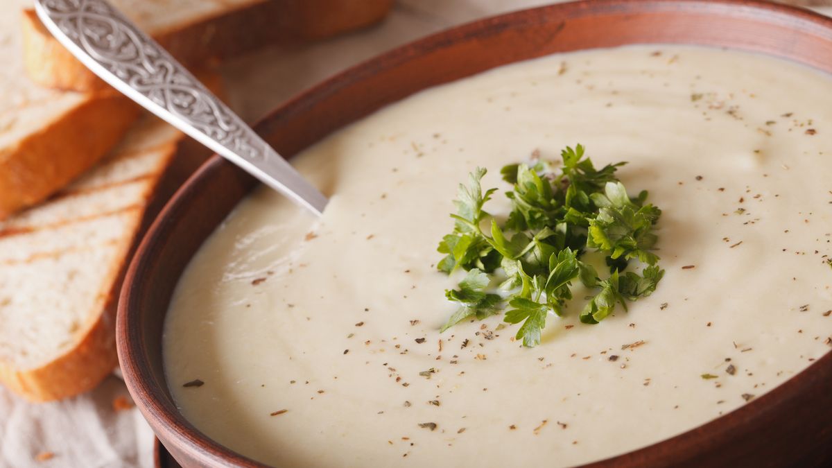 Krem z białej fasoli to prosta, smaczna i pożywna zupa