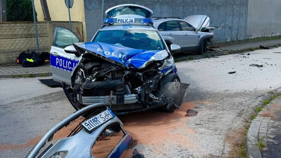 Zderzyła się z radiowozem. Cztery osoby ranne, w tym dziecko