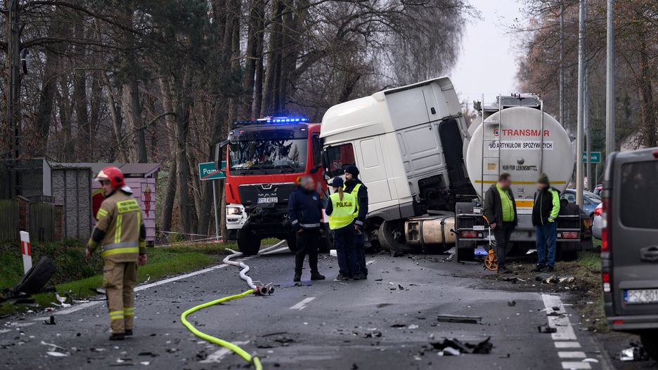 miejsce wypadku
Jakub Kaczmarczyk
cysterna, miejsce wypadku, osobowy, po�ar cysterny, wypadek, zderzenie