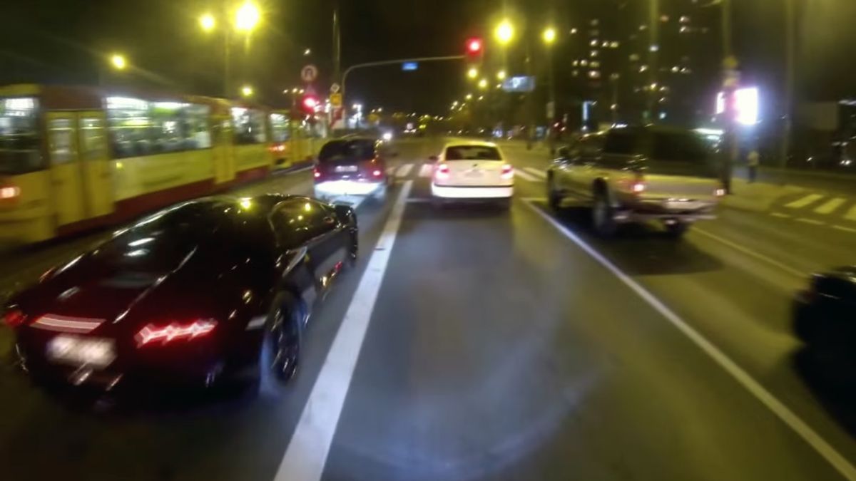 Suzuki GSXR 600 K1 mierzy się na warszawskich ulicach z Lamborghini Aventadorem 1