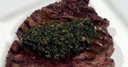 Grillowany stek z antrykotu z kością (mięso i tłuszcz, III klasa mięsa)