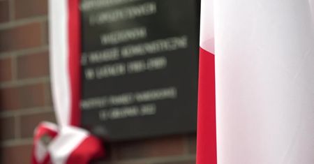 Rocznica wprowadzenia stanu wojennego. W Gdańsku odsłonięto tablicę upamiętniającą ofiary