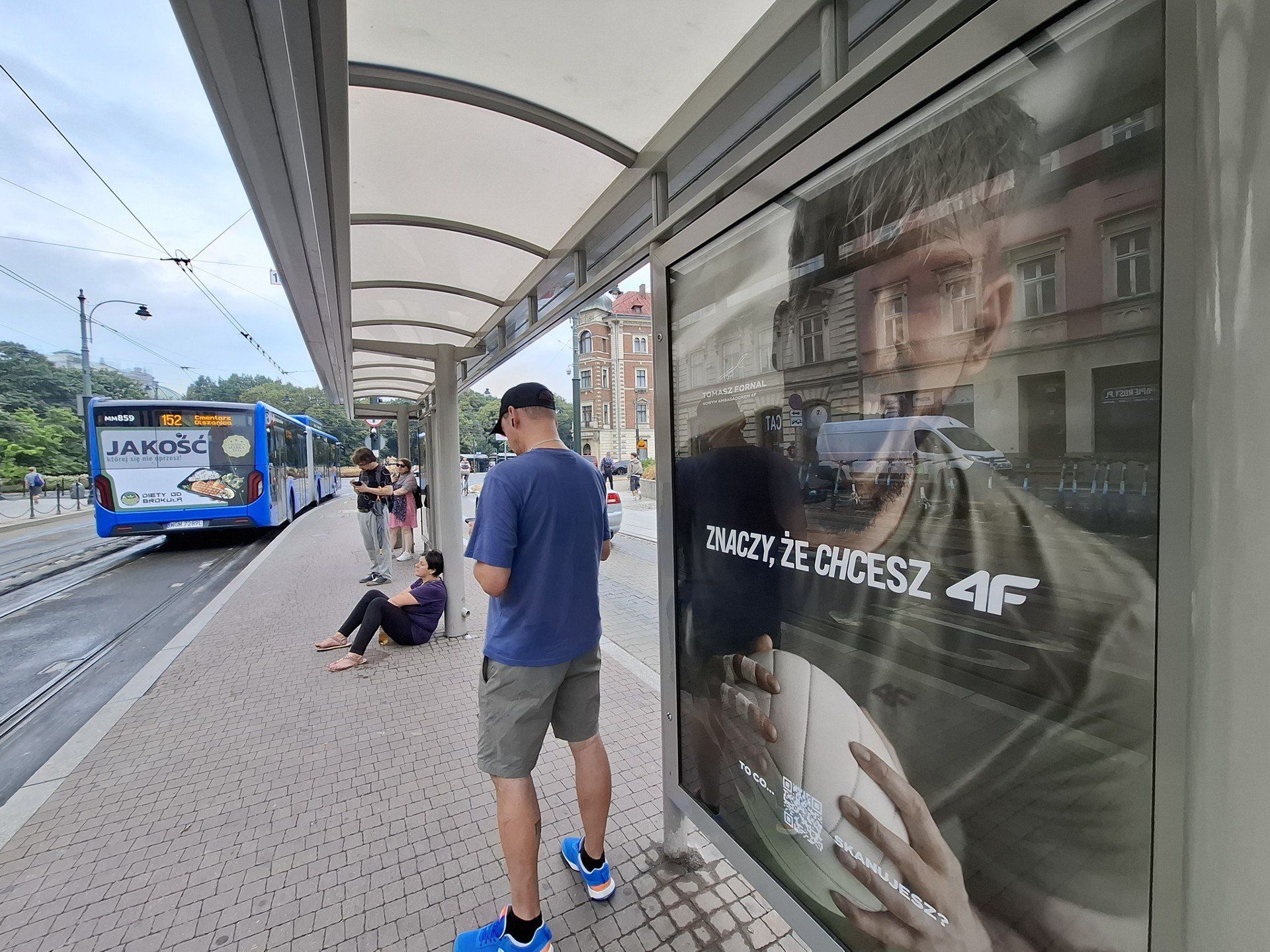 Zamiast rozkładu jazdy tramwajów i autobusów, przyglądnąć możemy się reklamie znanej firmy sportowej...