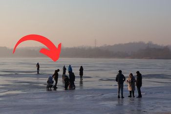 Wózek z dzieckiem na lodzie. Przerażające zdjęcia znad jeziora. Zobaczcie