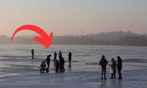 Wózek z dzieckiem na lodzie. Przerażające zdjęcia znad jeziora. Zobaczcie