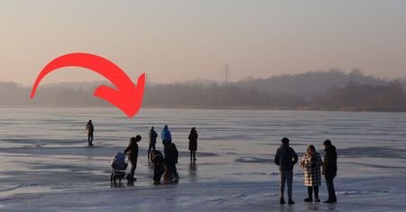 Wózek z dzieckiem na lodzie. Przerażające zdjęcia znad jeziora. Zobaczcie