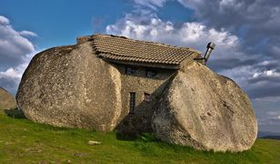 Przypomina chatkę jaskiniowca. W Casa do Penedo mieszkali kiedyś ludzie