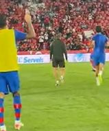 Było gorąco. Tak "przywitali" piłkarzy Barcelony