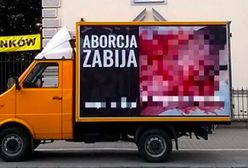 Warszawa. Homofobiczne i antyaborcyjne furgonetki legalne. Prokuratura chce unieważnić uchwałę radnych
