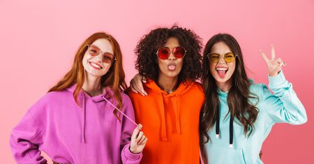 Jak wyglądać kobieco i modnie w bluzie? Podpowiadamy, jakie modele wybrać oraz jak je stylizować!