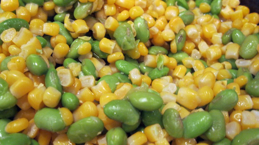 Mrożona kukurydza z fasolą gotowana z dodatkiem soli, odsączona