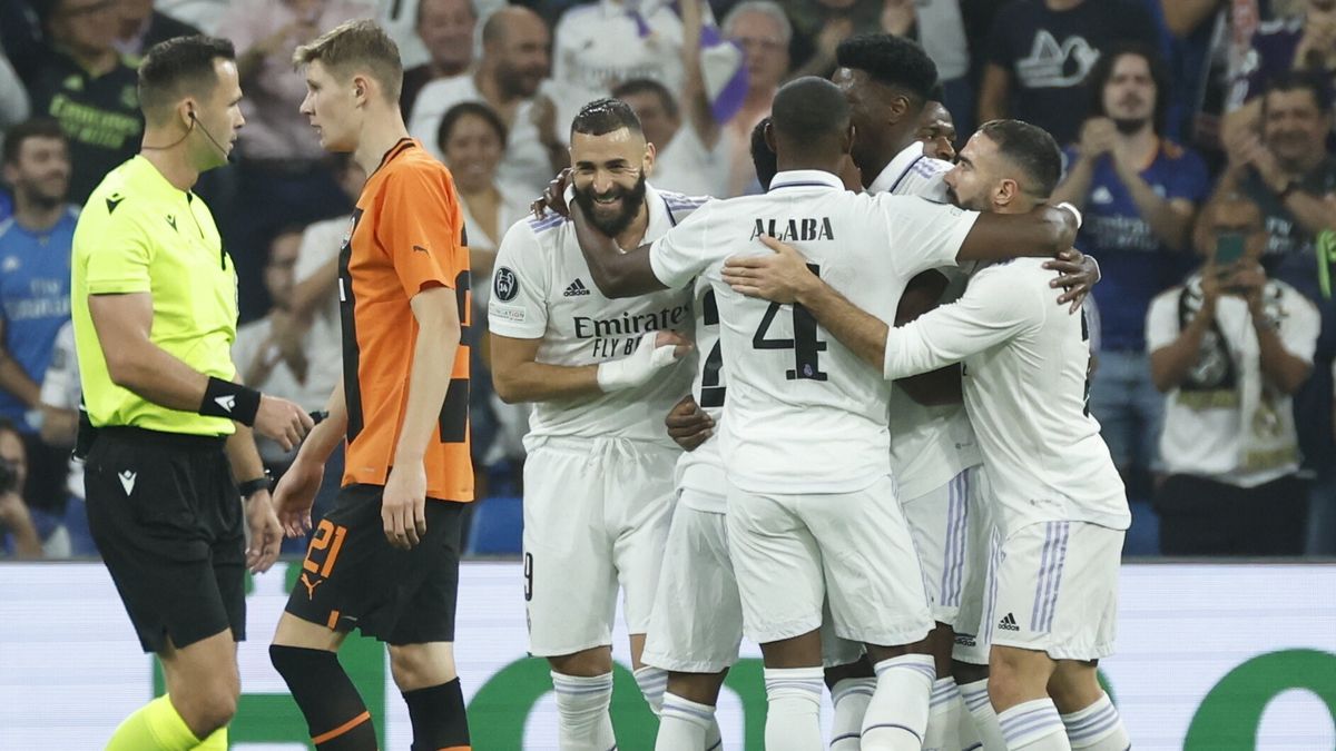 PAP/EPA / JUANJO MARTIN / Na zdjęciu: piłkarze Realu Madryt po zdobyciu gola przeciwko Szachtarowi Donieck