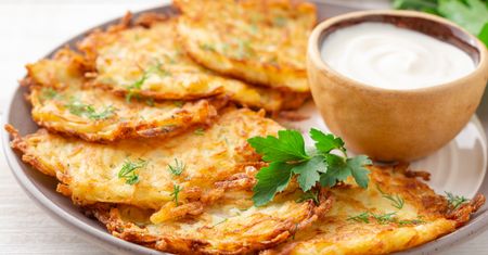 Zamiast ziemniaków wybieram inne warzywo. Placki z nim smakują jak popularne chipsy
