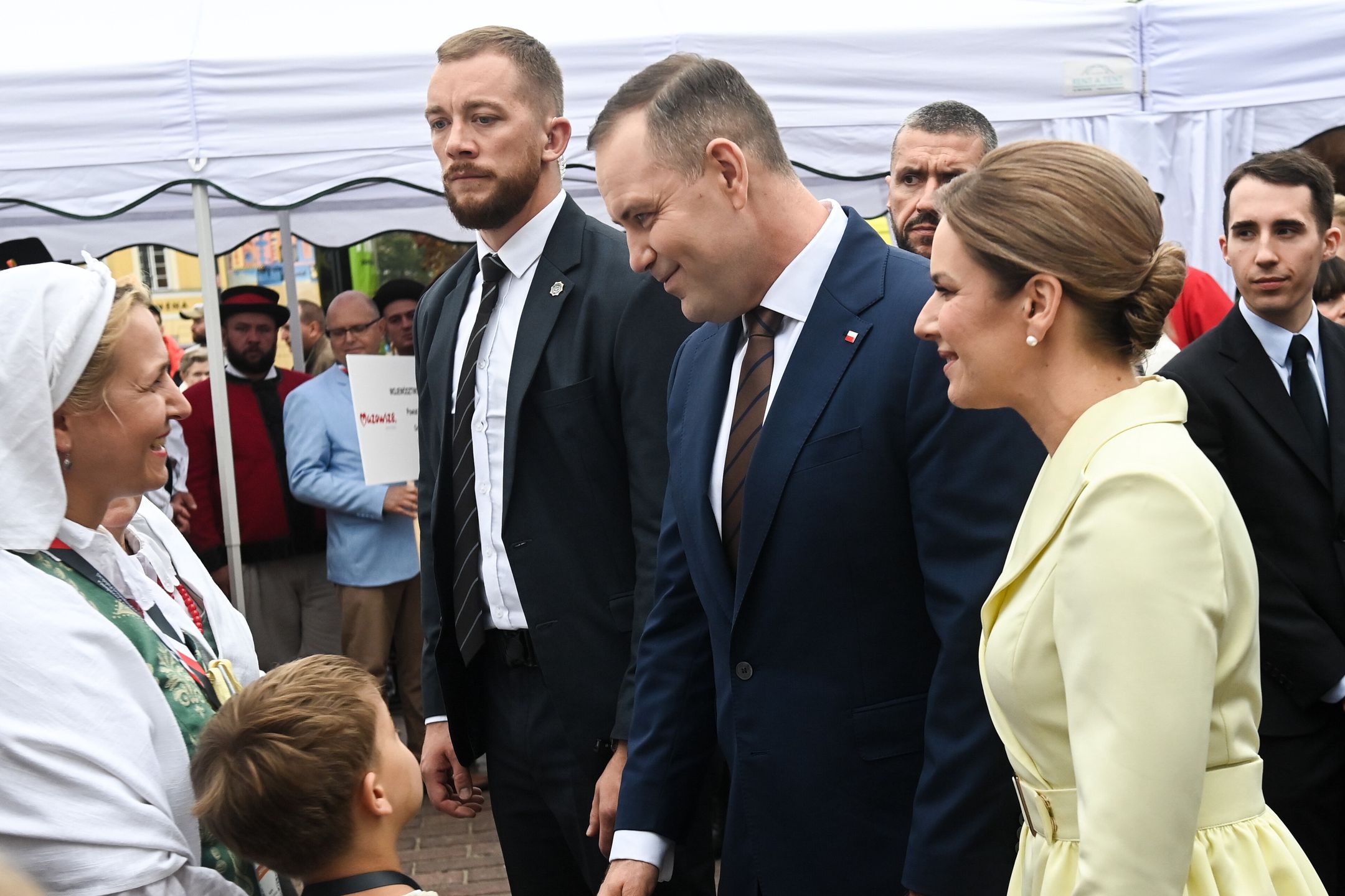 Warszawa, 14.09.2025. Prezydent RP Karol Nawrocki (2P) z małżonką Martą Nawrocką (P) podczas Dożynek Prezydenckich w Warszawie, 14 bm. (aldg) PAP/Piotr Nowak