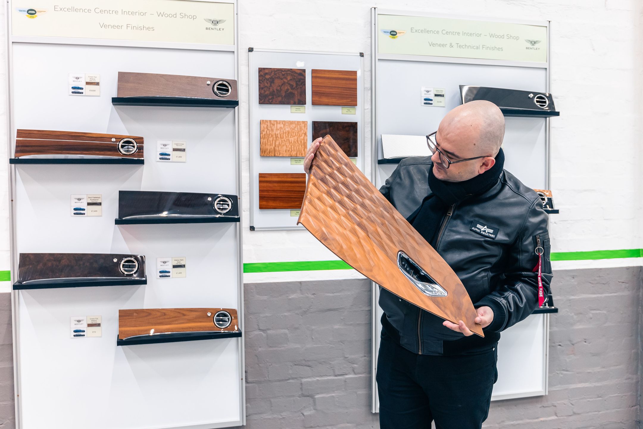 Komplet dwóch takich paneli do "boczków" przednich drzwi to wydatek 10 tys. funtów