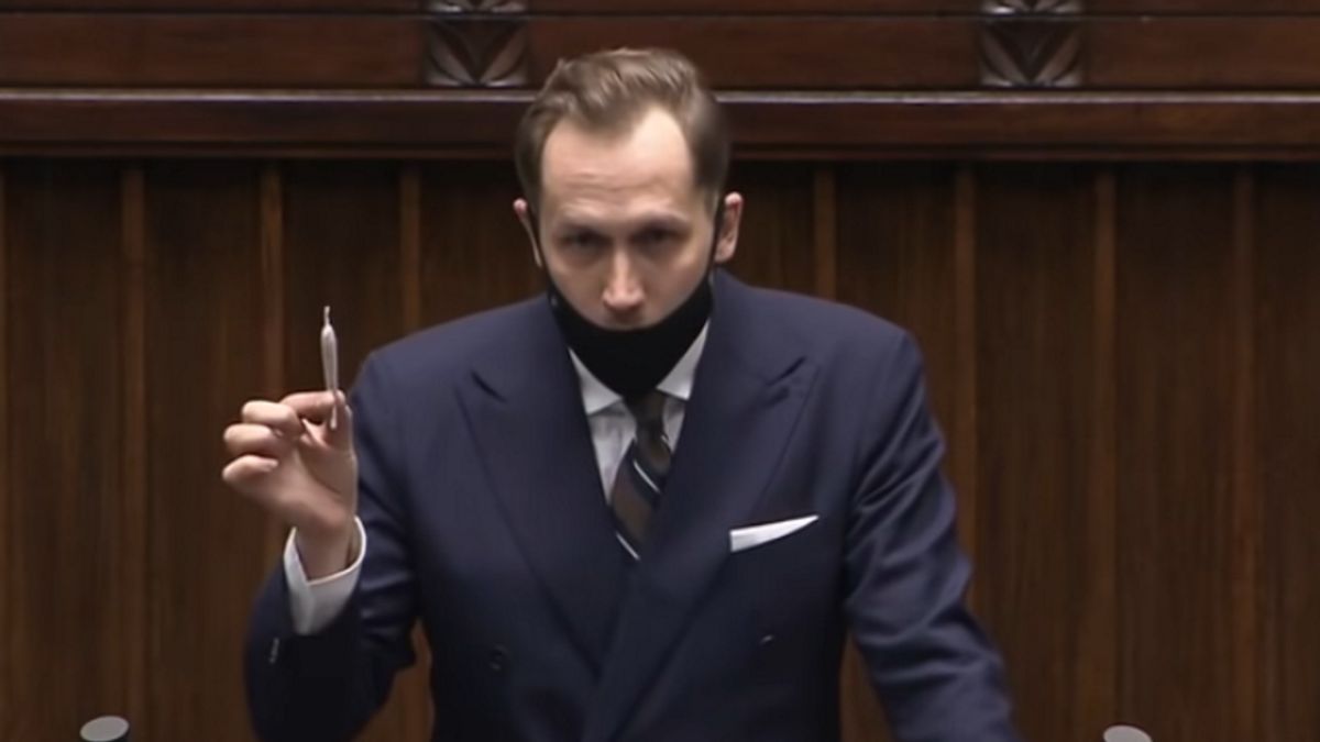 Polityk Konfederacji Konrad Berkowicz wszedł na sejmową mównicę z tzw. "jointem" 