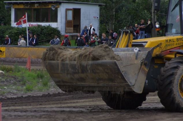 Rok 2006, finał ligi duńskiej w Slangerup. Po ulewie koparka rozsypała ziemię z korzeniami. Na takim torze Chris Harris wraz z Nickim Pedersenem toczyli kapitalne pojedynki / fot. Grzegorz Drozd