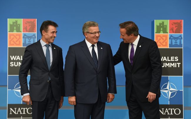 Sekretarz generalny NATO Anders Fogh Rasmussen (po lewej) i premier <br>Wielkiej Brytanii David Cameron z polskim prezydentem