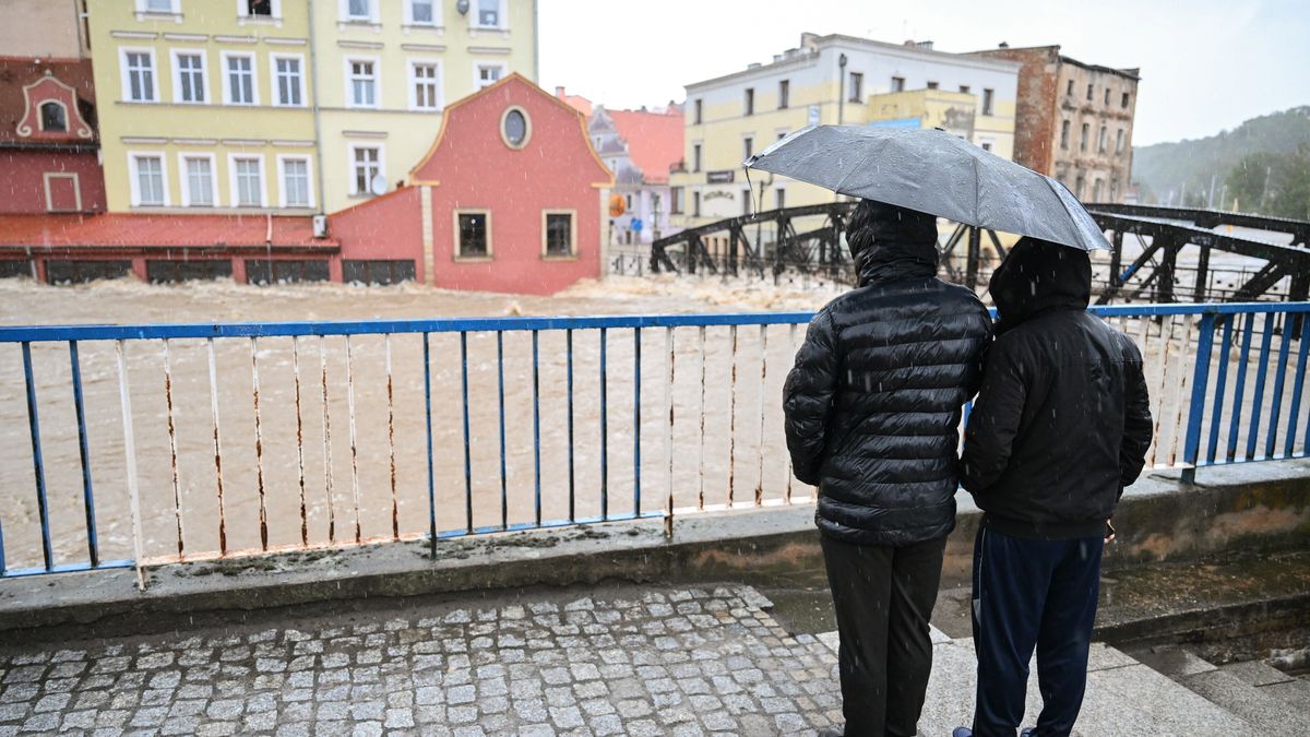 PAP / Maciej Kulczyński / Na zdjęciu: zalane Kłodzko