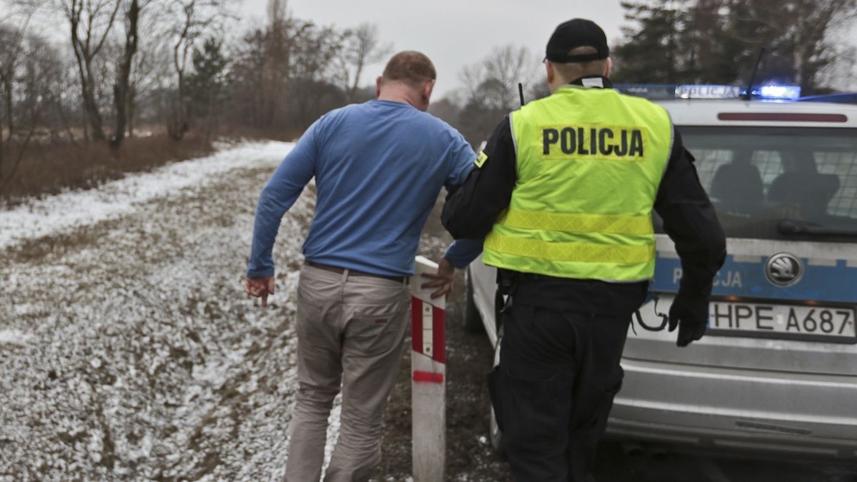 W 2017 roku kierowca został zatrzymany w Zielonej Górze przez innych kierowców. Prowadził busa pijąc wódkę wprost z butelki (fot. PIOTR JEDZURA/REPORTER)