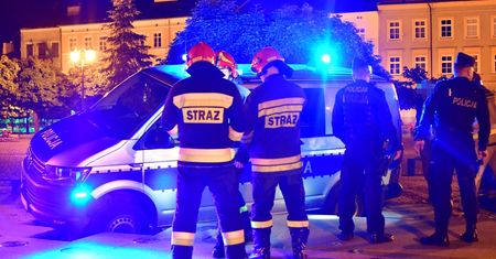 Niecodzienny wypadek w Kutnie. Radiowóz utknął w fontannie