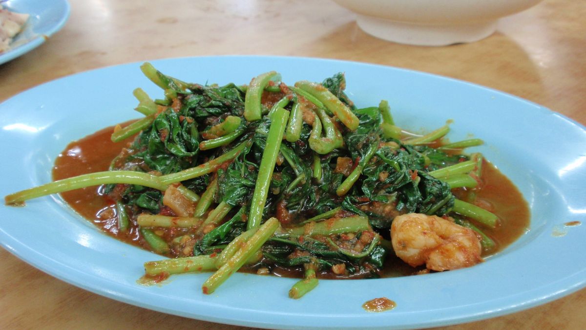 Liście batatów gotowane na parze z dodatkiem soli