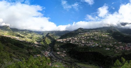 São Vicente na Maderze. Kaplica nad chmurami i wodospad przy drodze