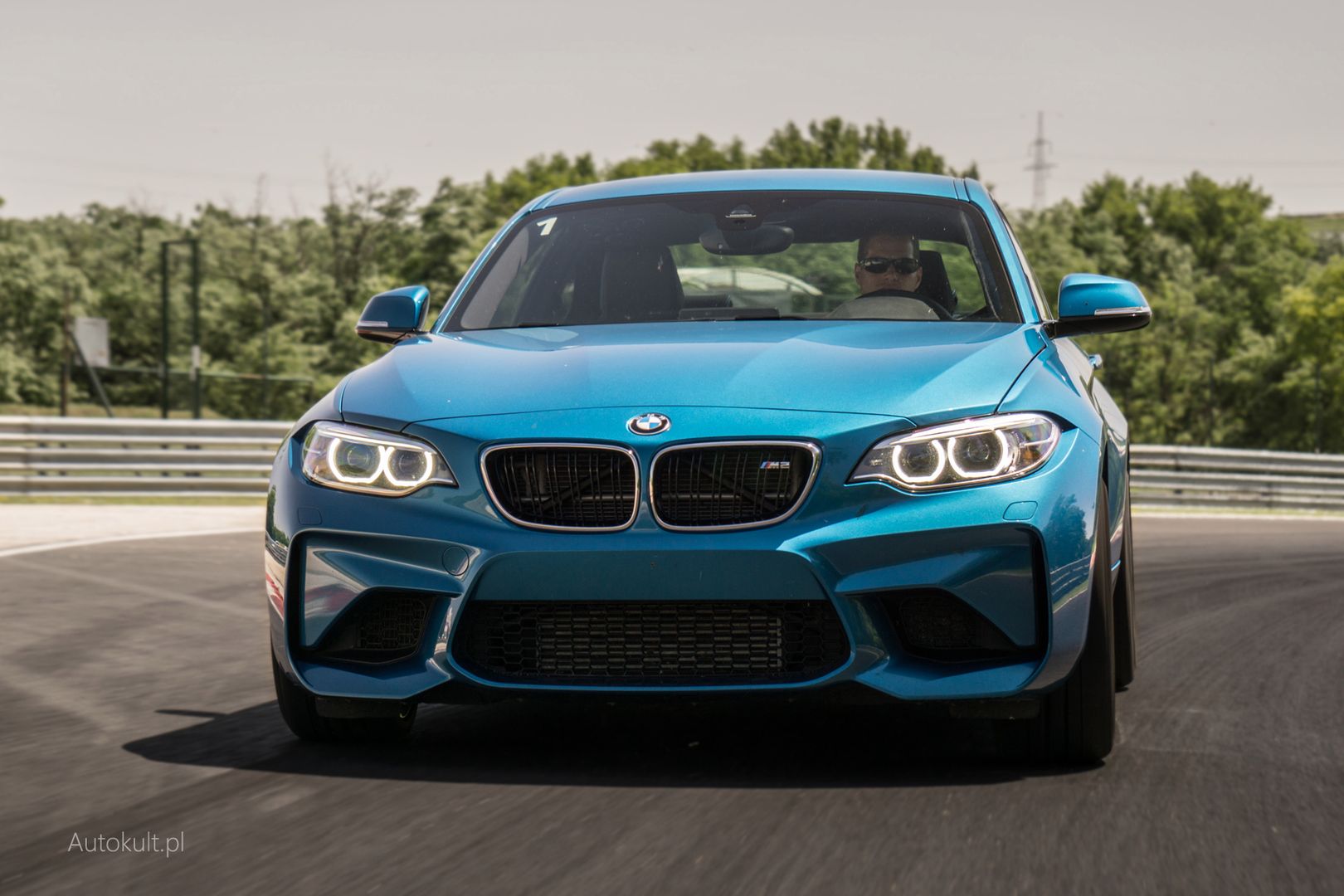 BMW M2 względem M235i różni się kilkoma akcentami, a pierwsze co na pierwszy rzut oka, to szerokość.