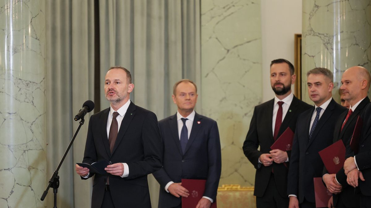 Warszawa, 13.12.2023. Premier Donald Tusk (2L), wicepremier, minister obrony narodowej Władysław Kosiniak-Kamysz (3P), wicepremier, minister cyfryzacji Krzysztof Gawkowski (2P), minister-członek rady ministrów Maciej Berek (P) oraz minister rozwoju i technologii Krzysztof Hetman (L) podczas uroczystości zaprzysiężenia kierowanego przez Donalda Tuska gabinetu w Pałacu Prezydenckim w Warszawie, 13 bm. (jm) PAP/Paweł Supernak