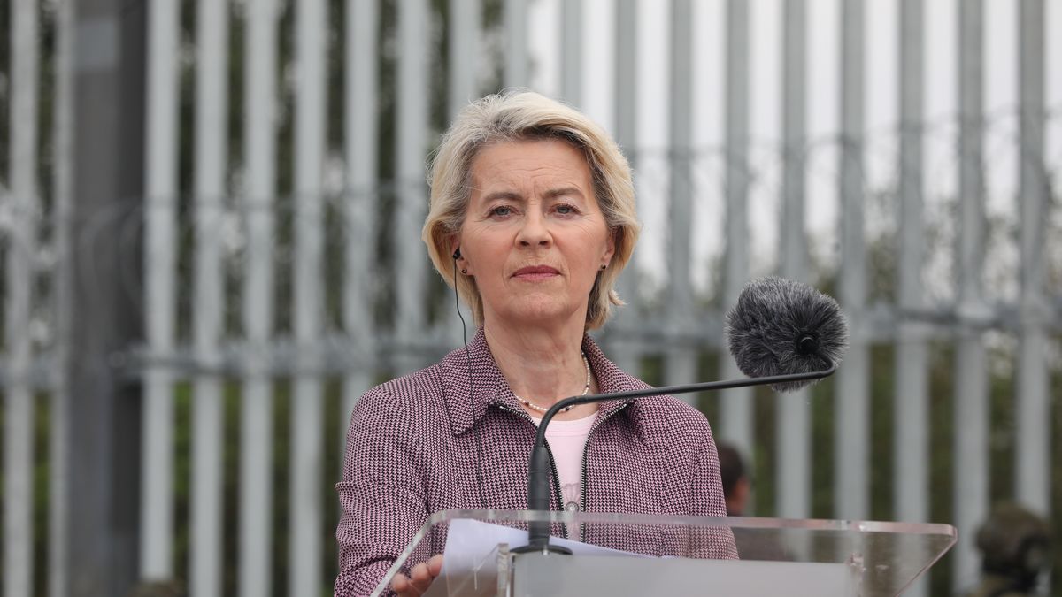 Ozierany Małe, 31.08.2025. Przewodnicząca Komisji Europejskiej Ursula von der Leyen na konferencji prasowej na granicy polsko-białoruskiej w miejscowości Ozierany Małe, 31 bm. (amb) PAP/Artur Reszko