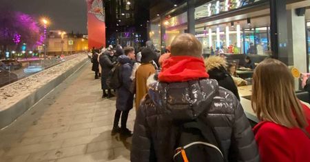McDonald's zawiesza działalność w Rosji. Wielkie kolejki po ostatniego burgera