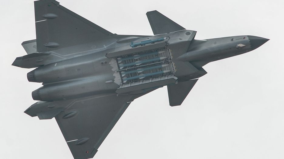 Chiński samolot J-20 z otwartą komorą uzbrojenia