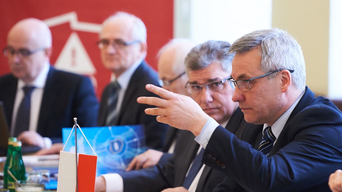Gdańsk, 31.03.2016. Wiceminister infrastruktury Jerzy Szmit i prezes ZMPD Jan Buczek (drugi z prawej)