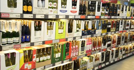 Ponad milion butelek i puszek dziennie. To zastępuje Polakom alkohol