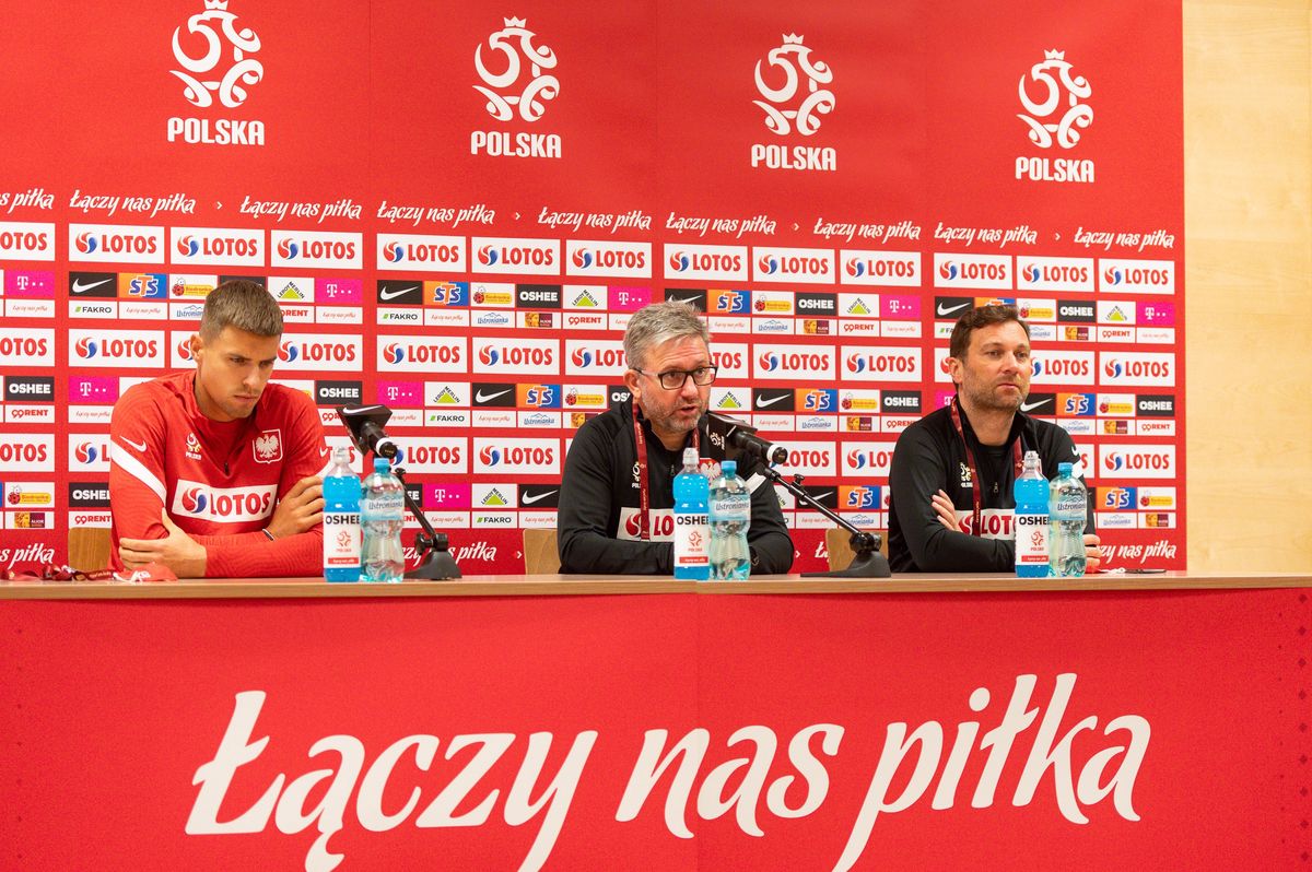GDANSK, POLAND - 2020/10/06: Jan Bednarek (L) Coach of Poland, Jerzy Brzeczek (C) and Jakub Kwiatkowski (R) during a press conference one day before the international football friendly match between Poland and Finland at the Energa Stadium. (Photo by Mateusz Slodkowski/SOPA Images/LightRocket via Getty Images)