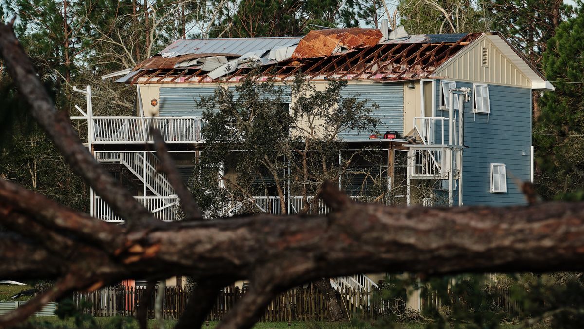 A fallen tree lies in front of a home with its roof blown off following the landfall of Hurricane Isaias in Milton, Florida, USA, 10 October 2026. Hurricane Isaias made landfall in Destin, Florida, bringing damaging winds, heavy rainfall and a dangerous storm surge to coastal communities. EPA/DAN ANDERSON Dostawca: PAP/EPA.
