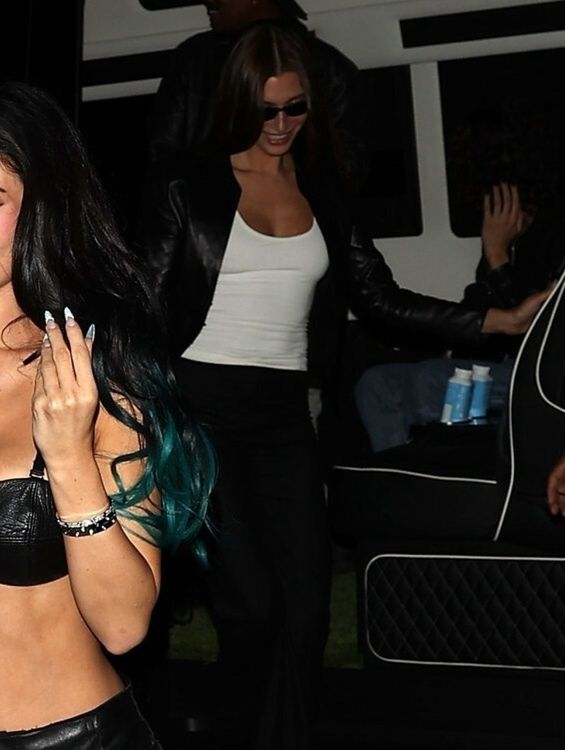 Kylie Jenner mknie po LA z Hailey Bieber