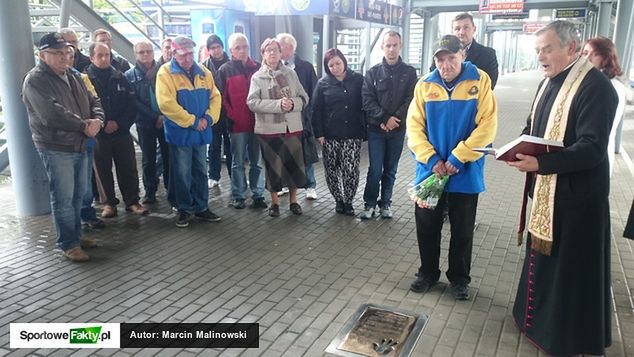 Jerzy Padewski obok swojej tablicy na Stadionie im. Edwarda Jancarza