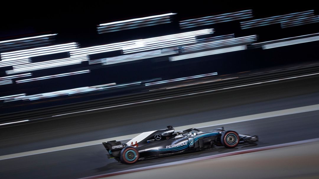 Lewis Hamilton na torze w Bahrajnie