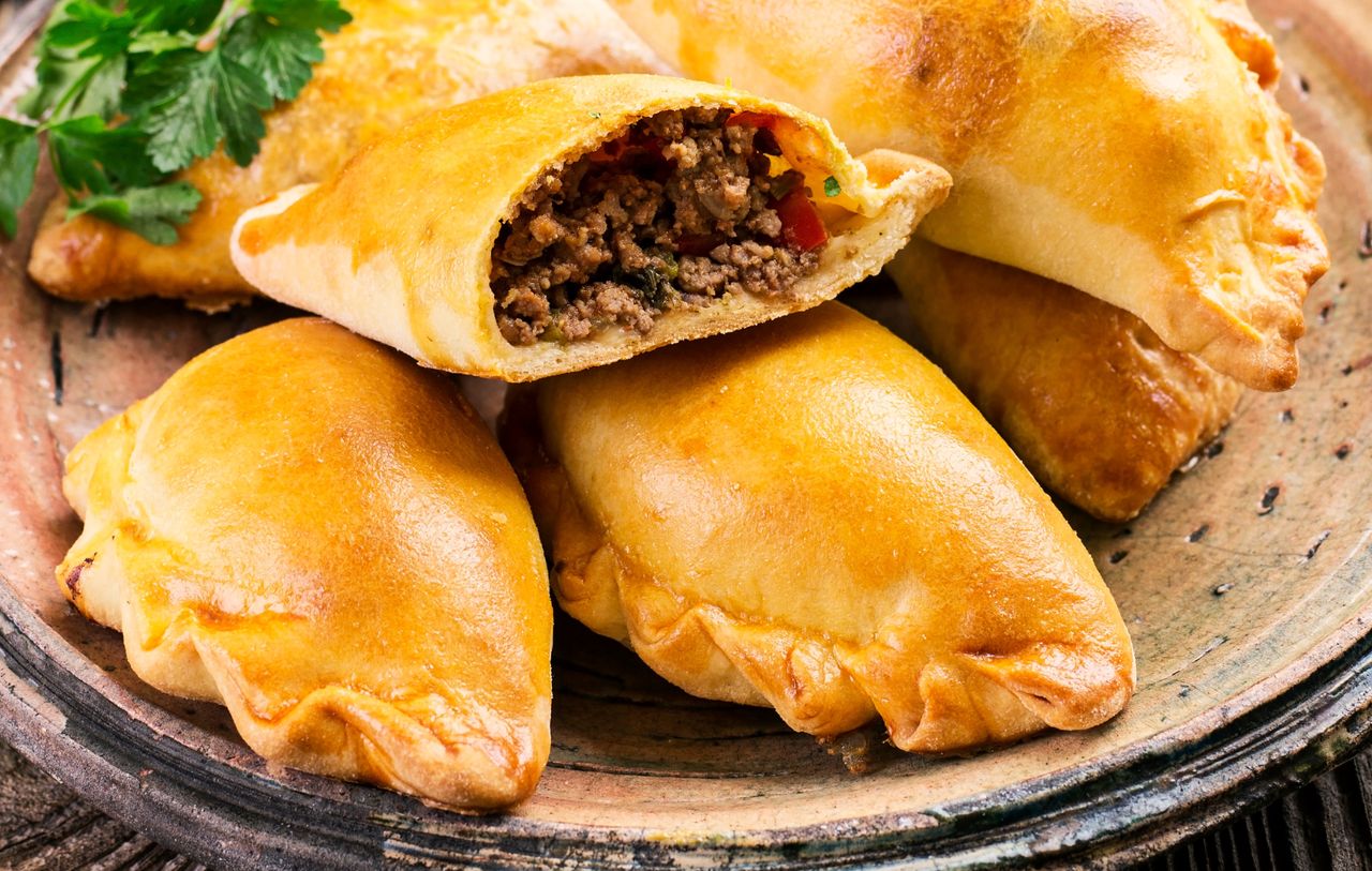 Te smażone pierogi to hiszpański hit. Są chrupiące i mają aromatyczny farsz