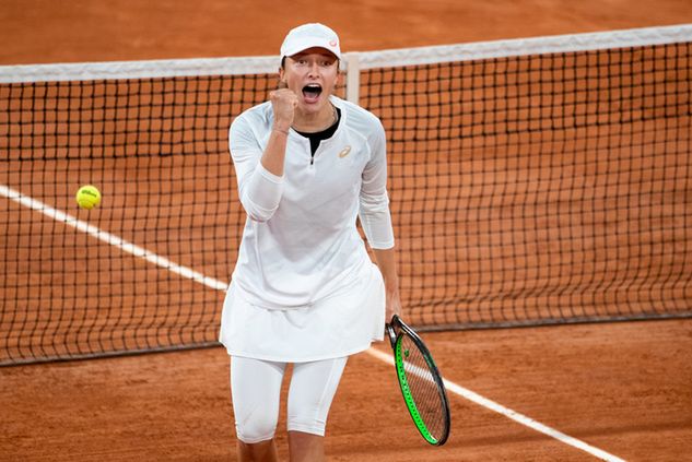 Radość Igi Świątek po pokonaniu Simony Halep podczas Roland Garrosa w 2020 roku