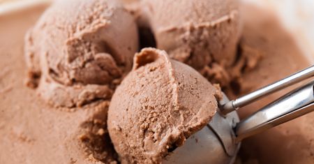 Przepis, który pokochają wszystkie dzieci. Te lody czekoladowe to pewniak na lato