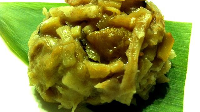 Liście taro (kolokazji jadalnej) gotowane na parze z dodatkiem soli